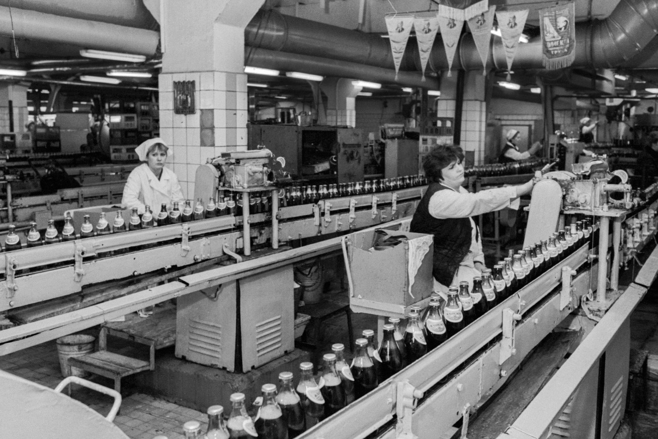 Работниците в завода произвеждат по 10 000 бутилки бира дневно. Москва, 1991 г.  