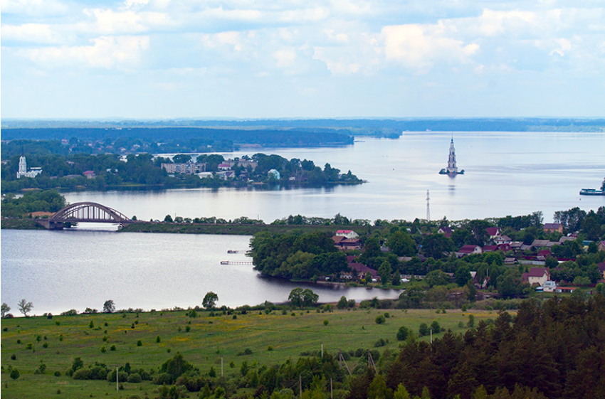 Panorama južnega dela Ribinskega akumulacijskega jezera.