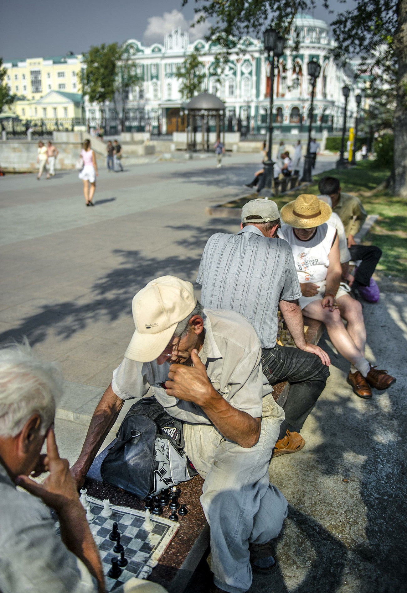 Pensiunan bermain catur dekat Istana Gubernur, Ekaterinburg.