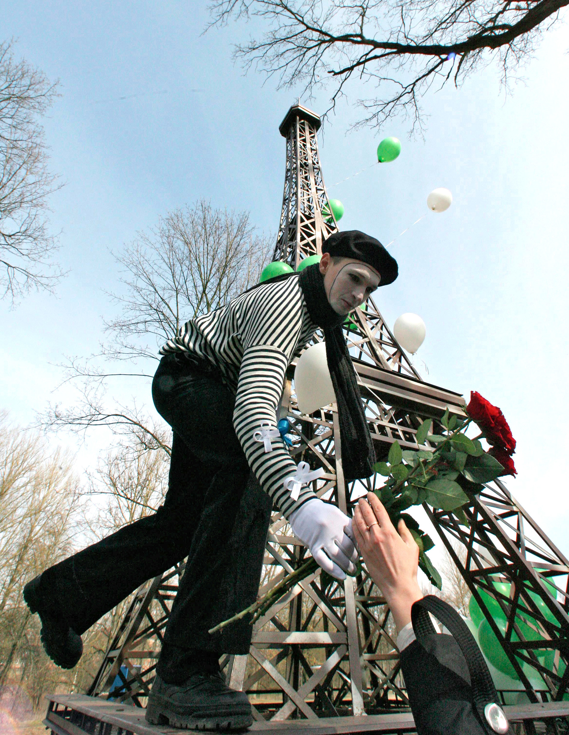 Svečanost povodom 120. godišnjice Eiffelovog tornja blizu njegove 8 metara visoke kopije u gradu Gusev, Kaljiningradska regija.