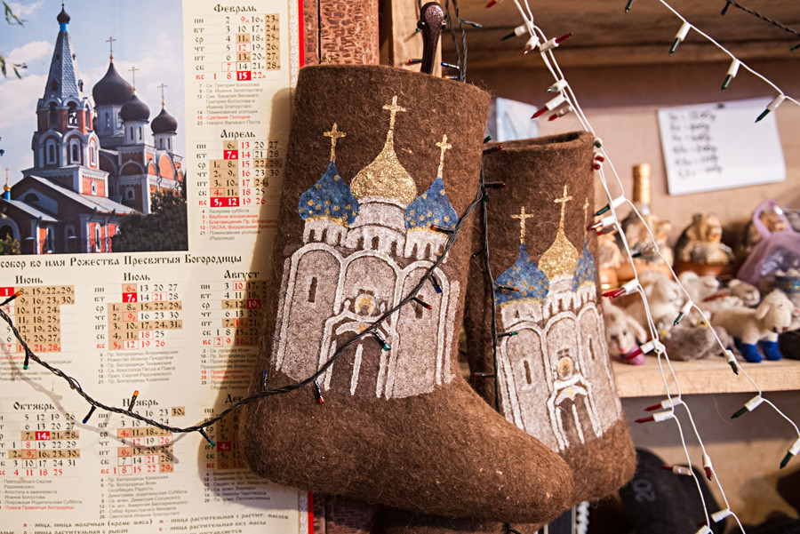 Valenki di tempat membuat sepatu Ivan Lapin di Pimokatny Dvor, di Nizhnyaya Yeltsovka, Novosibirsk


