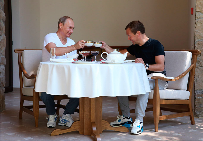 Putin in Medvedjev pijeta čaj med enim njunih sestankov v Sočiju leta 2015.