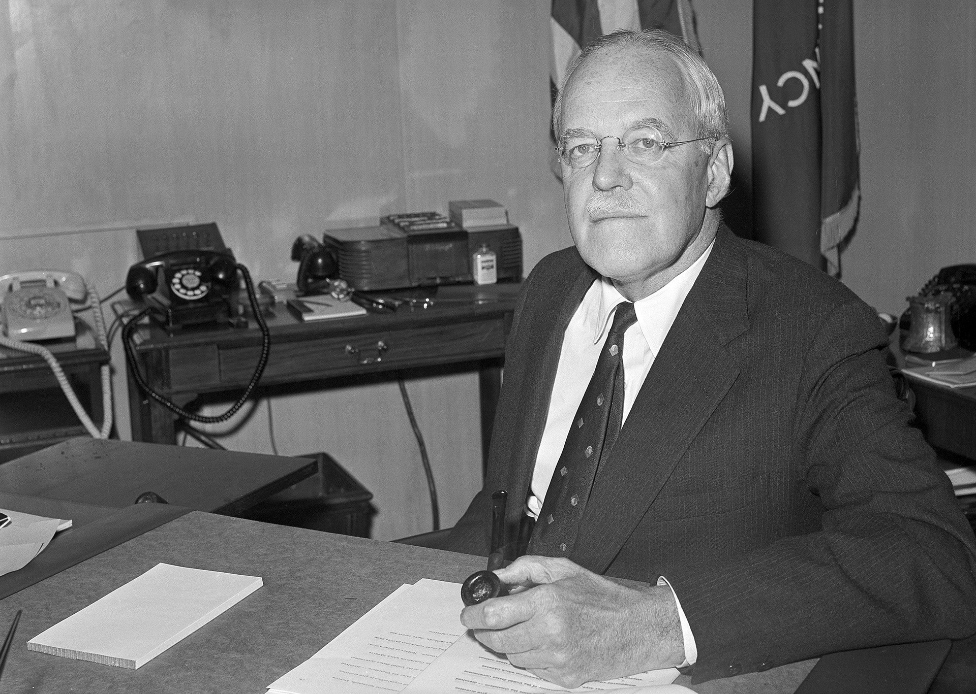 CIA-Direktor Allen W. Dulles in seinem Büro in Washington