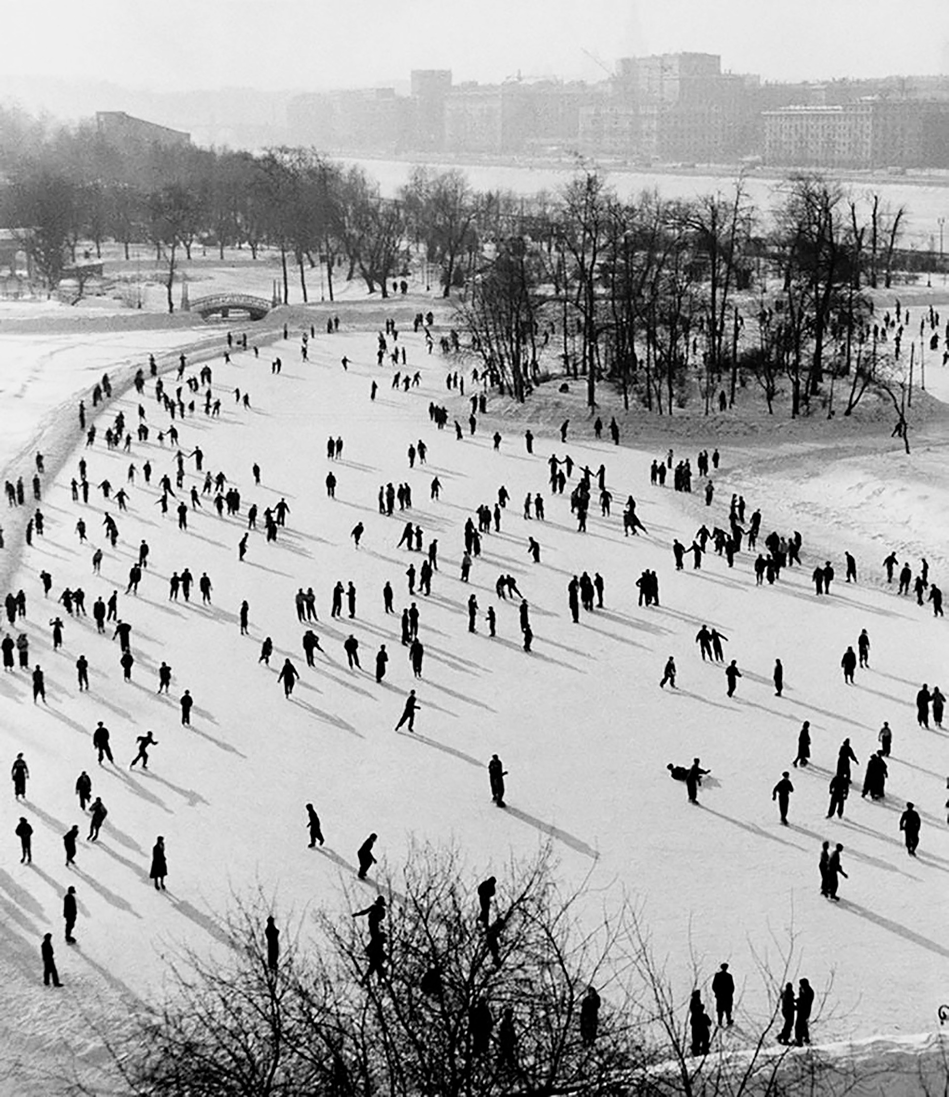 Verschneite Wintertage sollte man draußen verbringen: Immerhin kann man ja draußen Eislaufen. Das macht Spaß und hält fit! Das zeigt auch dieses Foto aus den 50er Jahren vom Moskauer Gorki-Park.