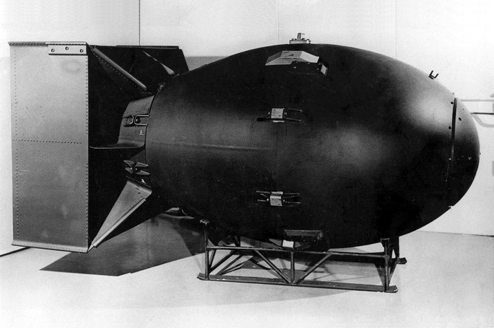 Replika ameriške bombe Fat Man, ki so jo 9. avgusta odvrgli na japonsko mesto Nagasaki.