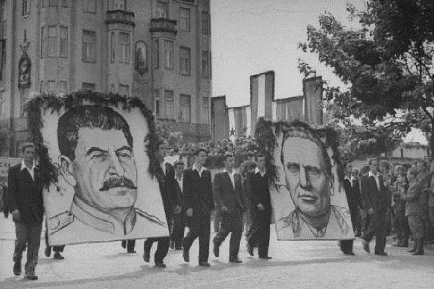 Првомајска парада 1946. године са ликовима Стаљина и Тита пролази испред хотела „Москва“ у Београду.