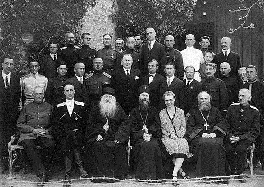 Белогардејска елита у Србији. Барон Врангел седи други с лева, поред њега је митрополит Антоније Храповицки.