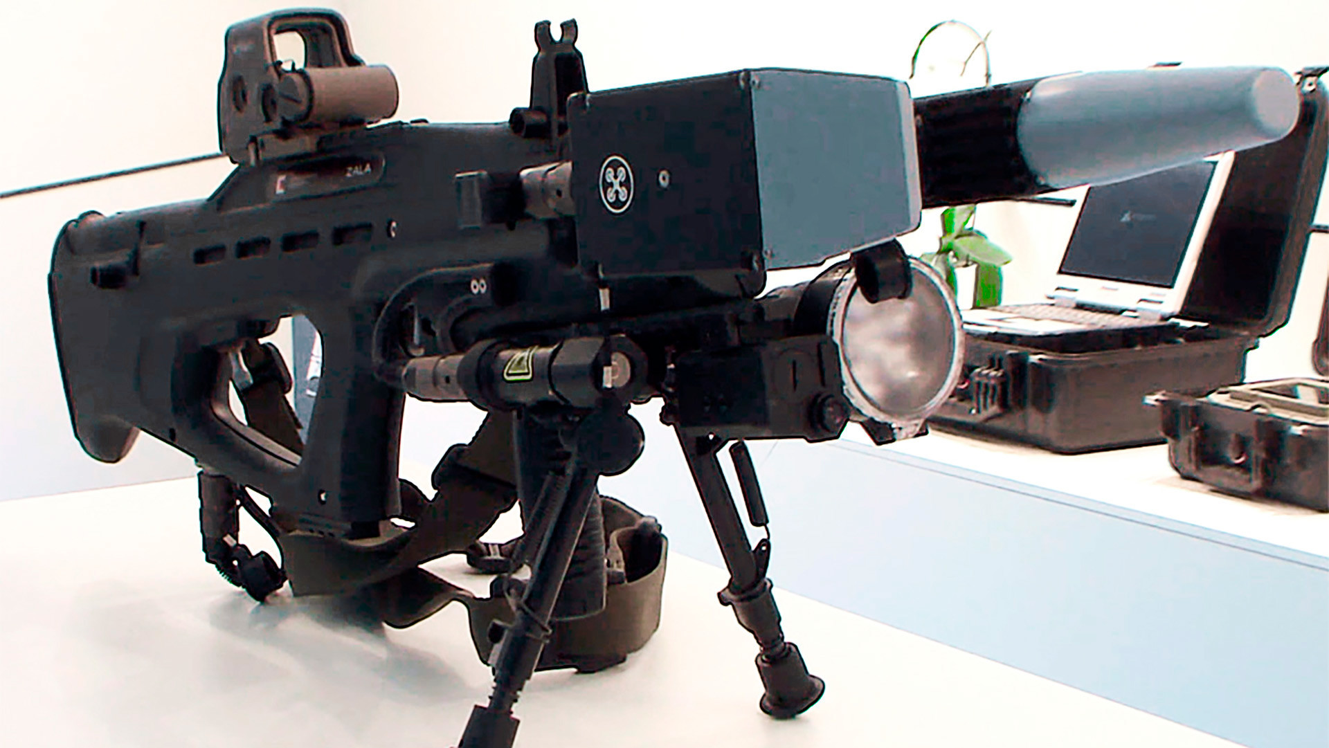 O REX-1 é um dos primeiros rifles eletromagnéticos russos que pode combater drones armados. 