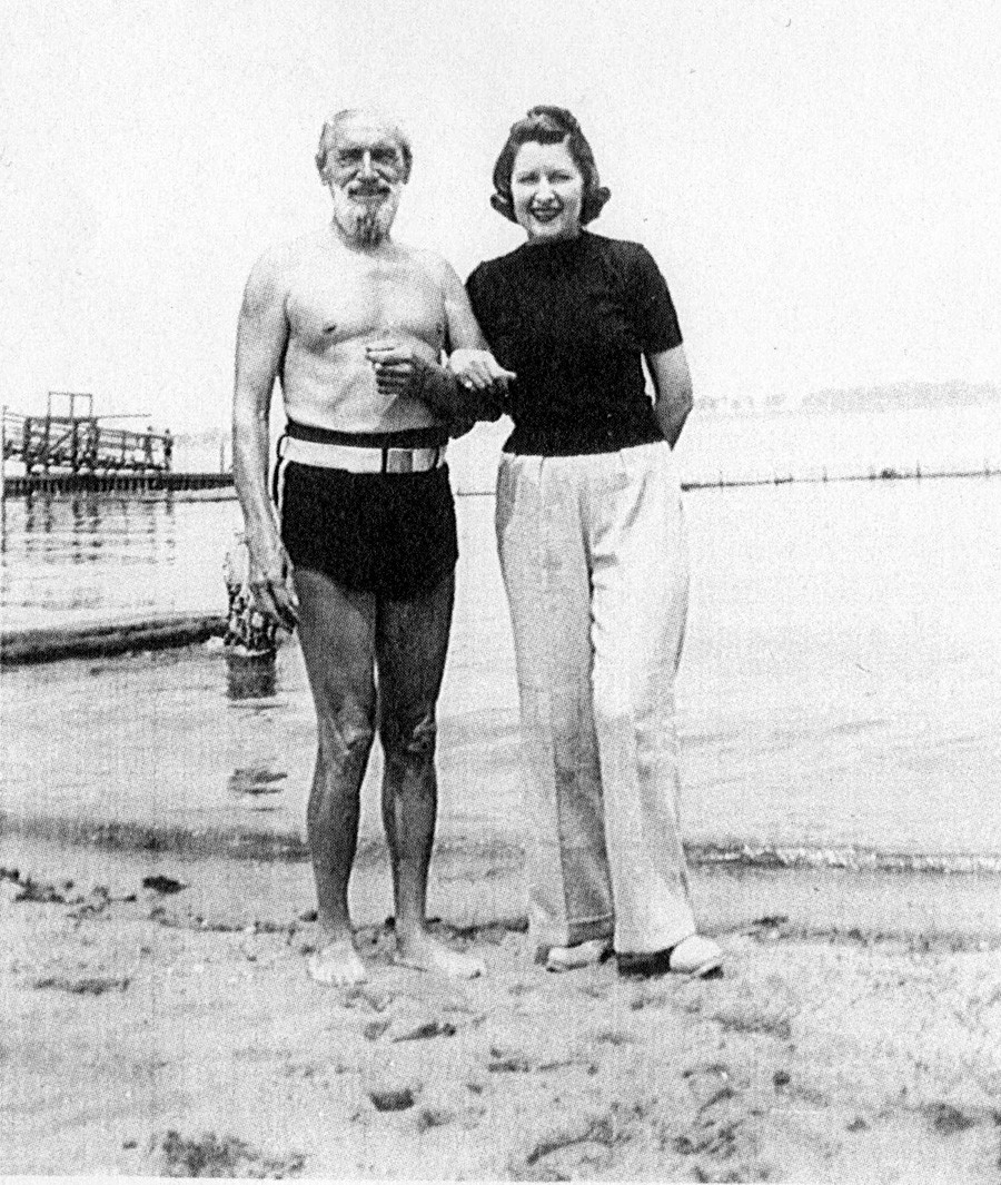 Sculptor Sergey Konenkov and Margarita Konenkova on holiday.