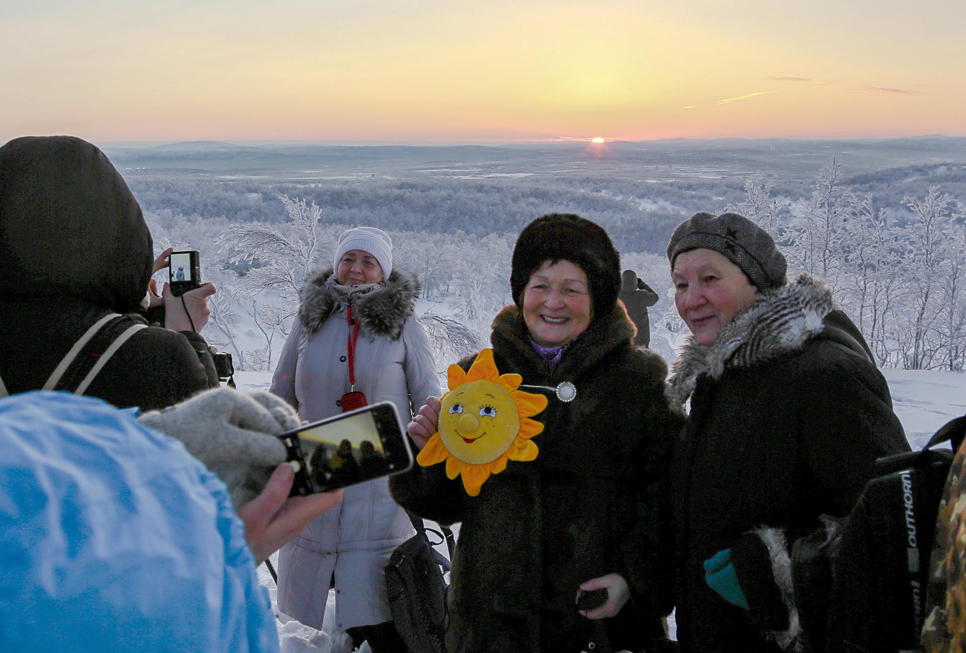 Warga Murmansk berfoto pada perayaan yang menyambut awal fajar tahun 2018.