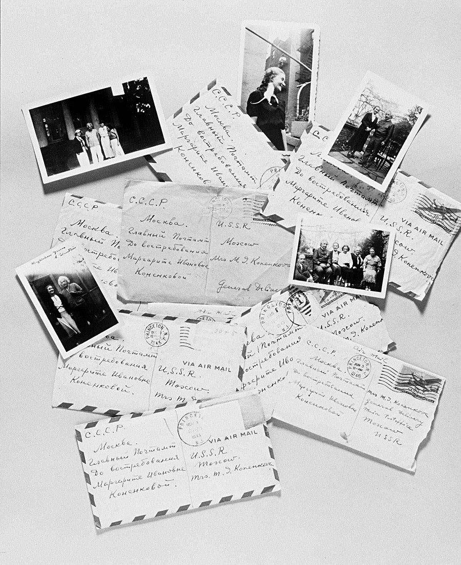 Писма от Алберт Айнщайн до Маргарита Коненкова и снимки на двойката.