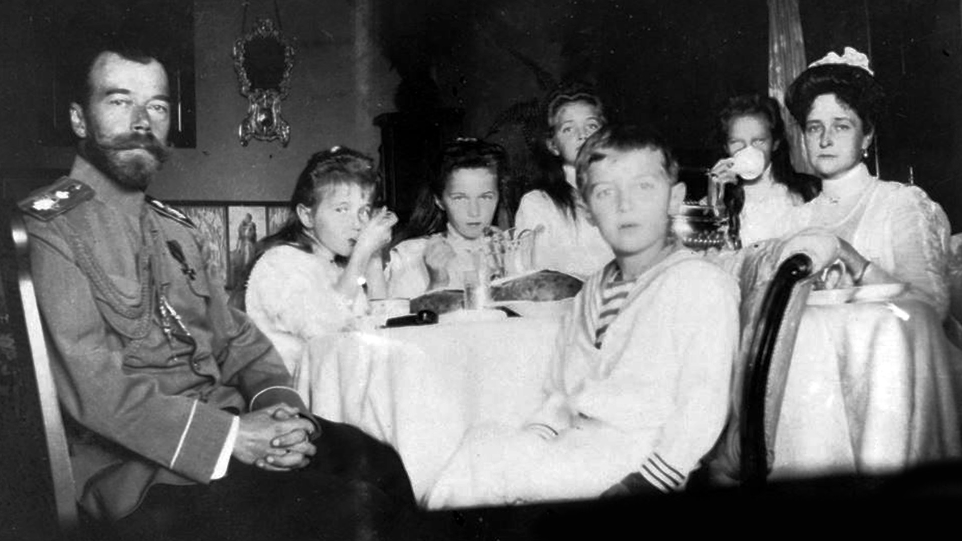 Nicolás II con su familia.