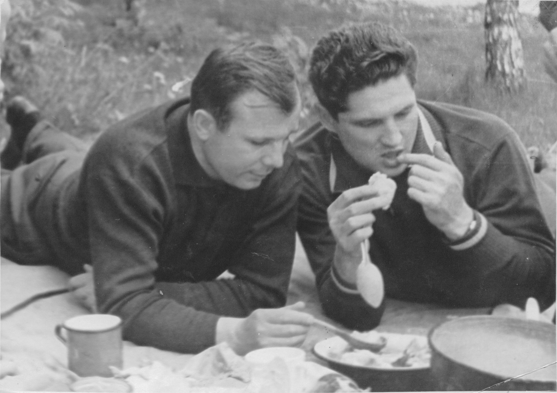 Volínov, a la derecha, junto a Yuri Gagarin.
