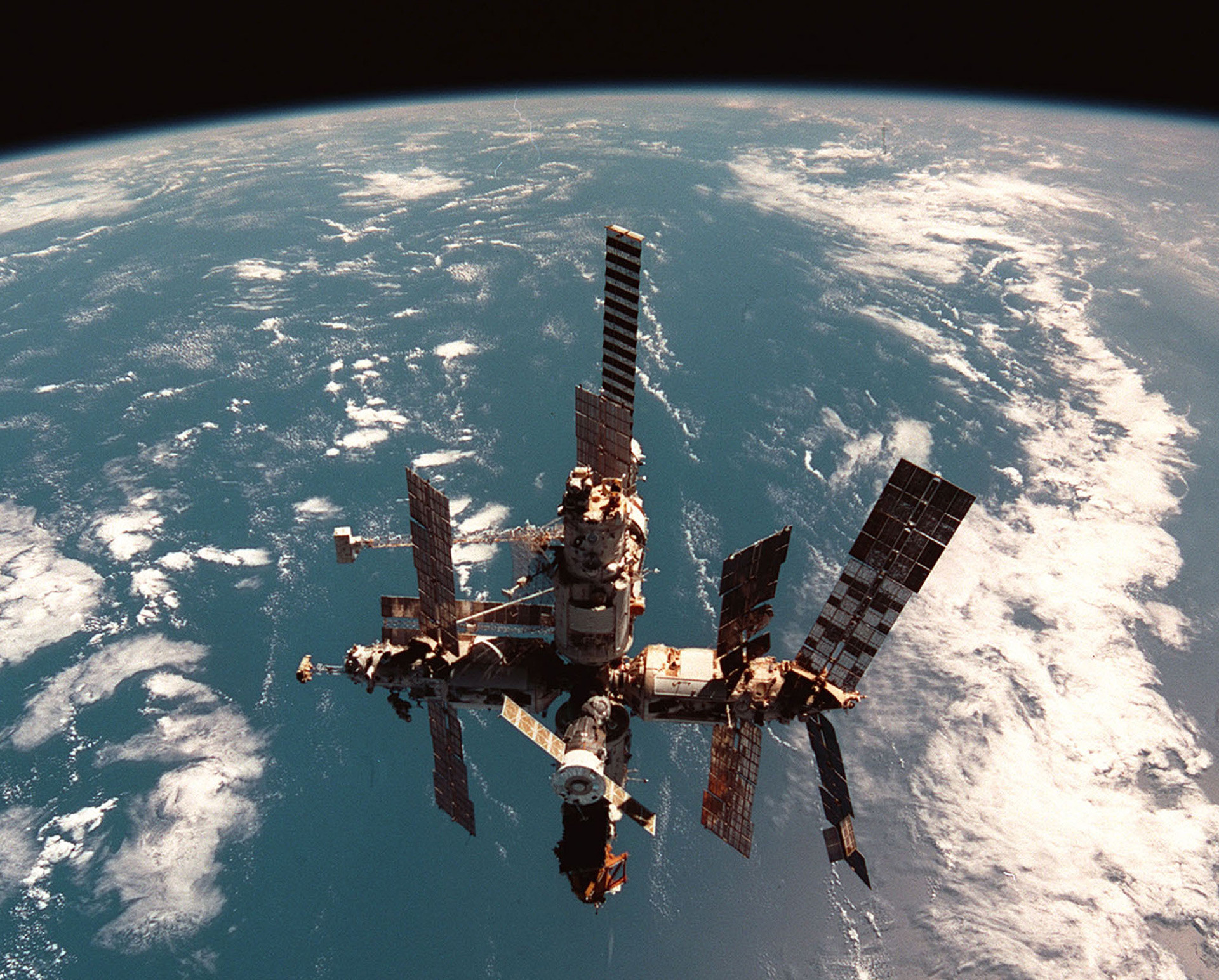 Кто такой спутник. Орбитальная станция мир 1986. Мир-2 орбитальная станция. Станция мир и МКС. Российская орбитальная станция “мир”.