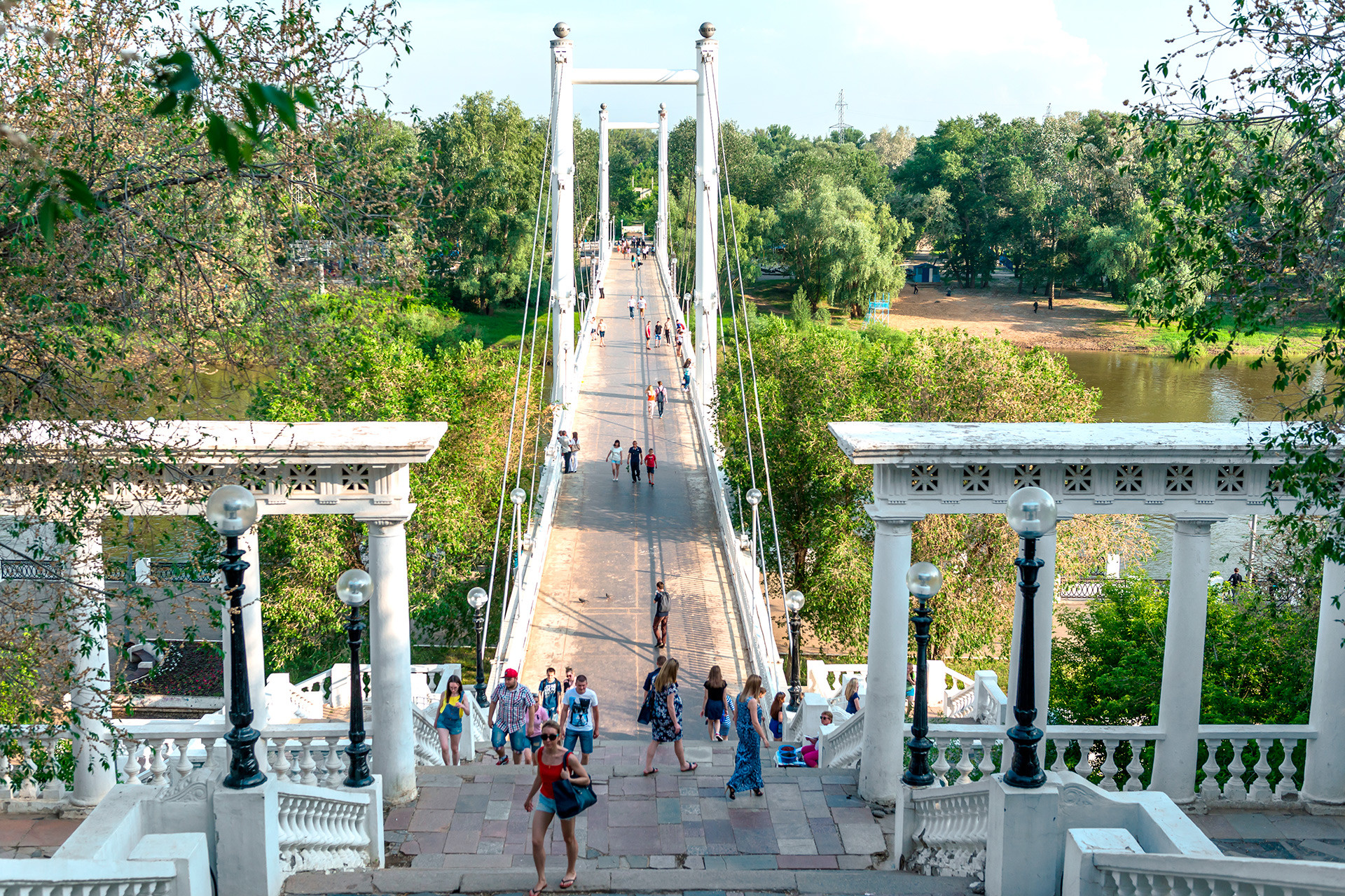The pedestrian bridge over the Ural River in Orenburg.