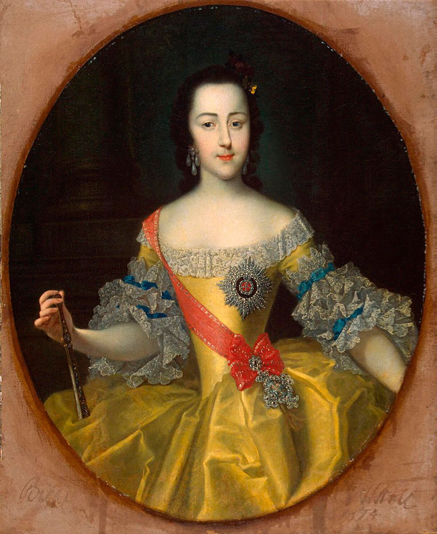 Retrato de Catarina II por Georg-Christoph Grooth, pintado por volta do ano de 1754. Museu Estatal Hermitage, São Petersburgo. 