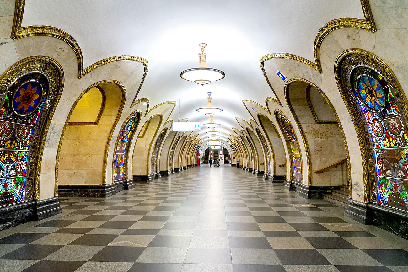 Станица метроа „Новослободска“. Уз све поштовање, да ли сте видели такву лепоту у Њујорку?