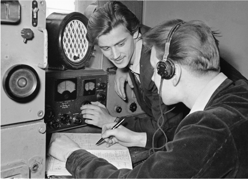 Moška poslušata radio v Sovjetski zvezi, 1. april 1958.