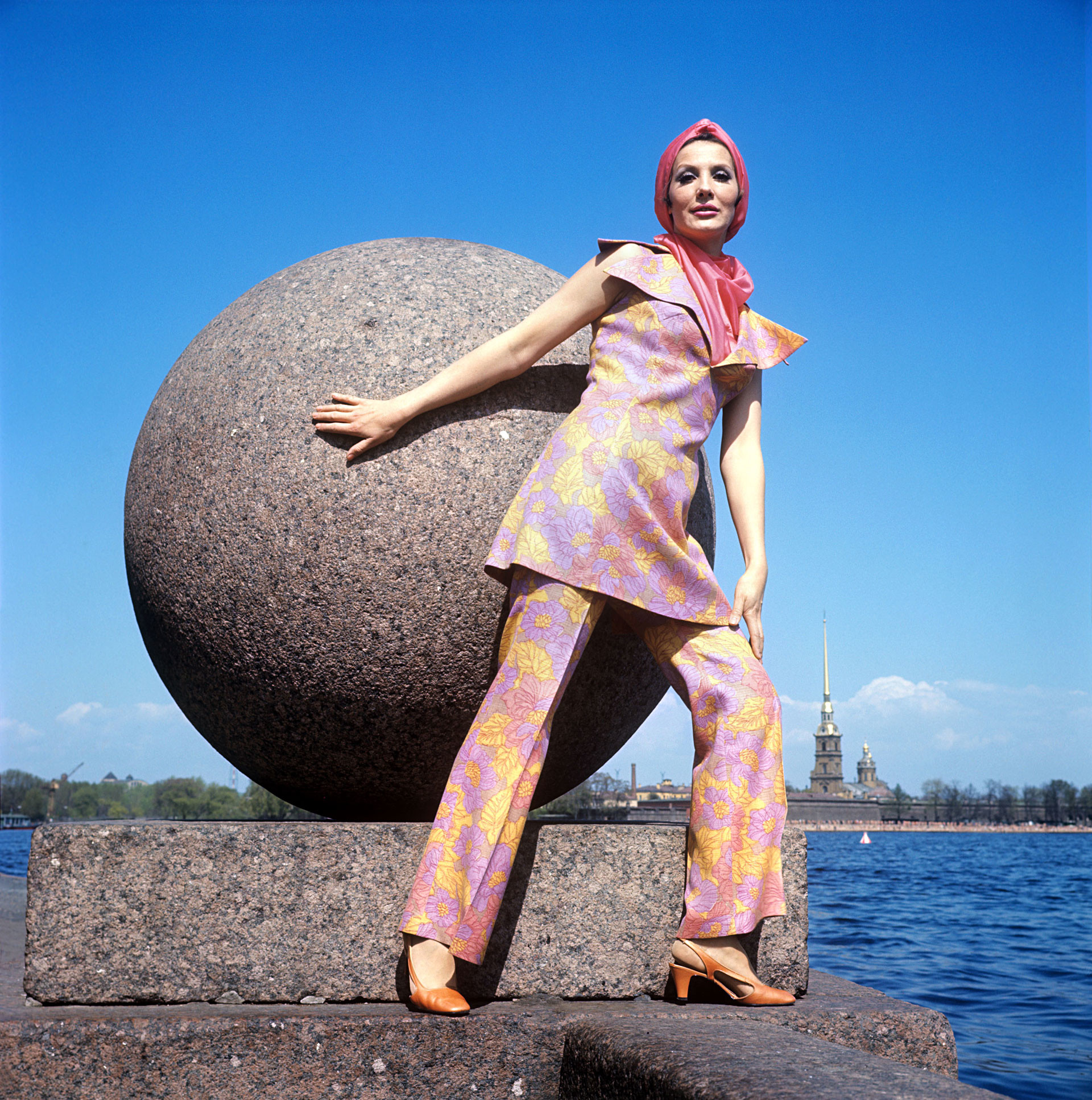 明るい色のスカーフのついたパンツスーツ　1970年