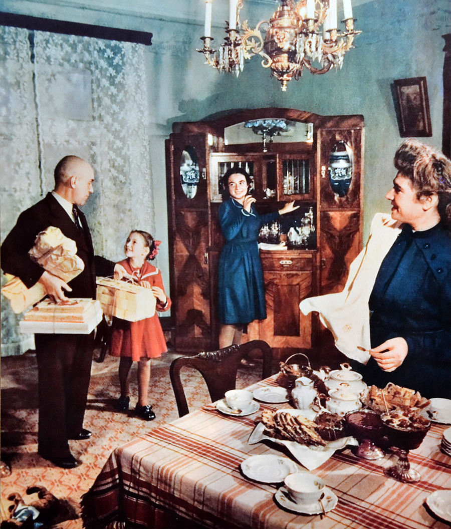 Sovjetska obitelj u stanu koji je tokom 1950-ih tretiran kao luksuzan.