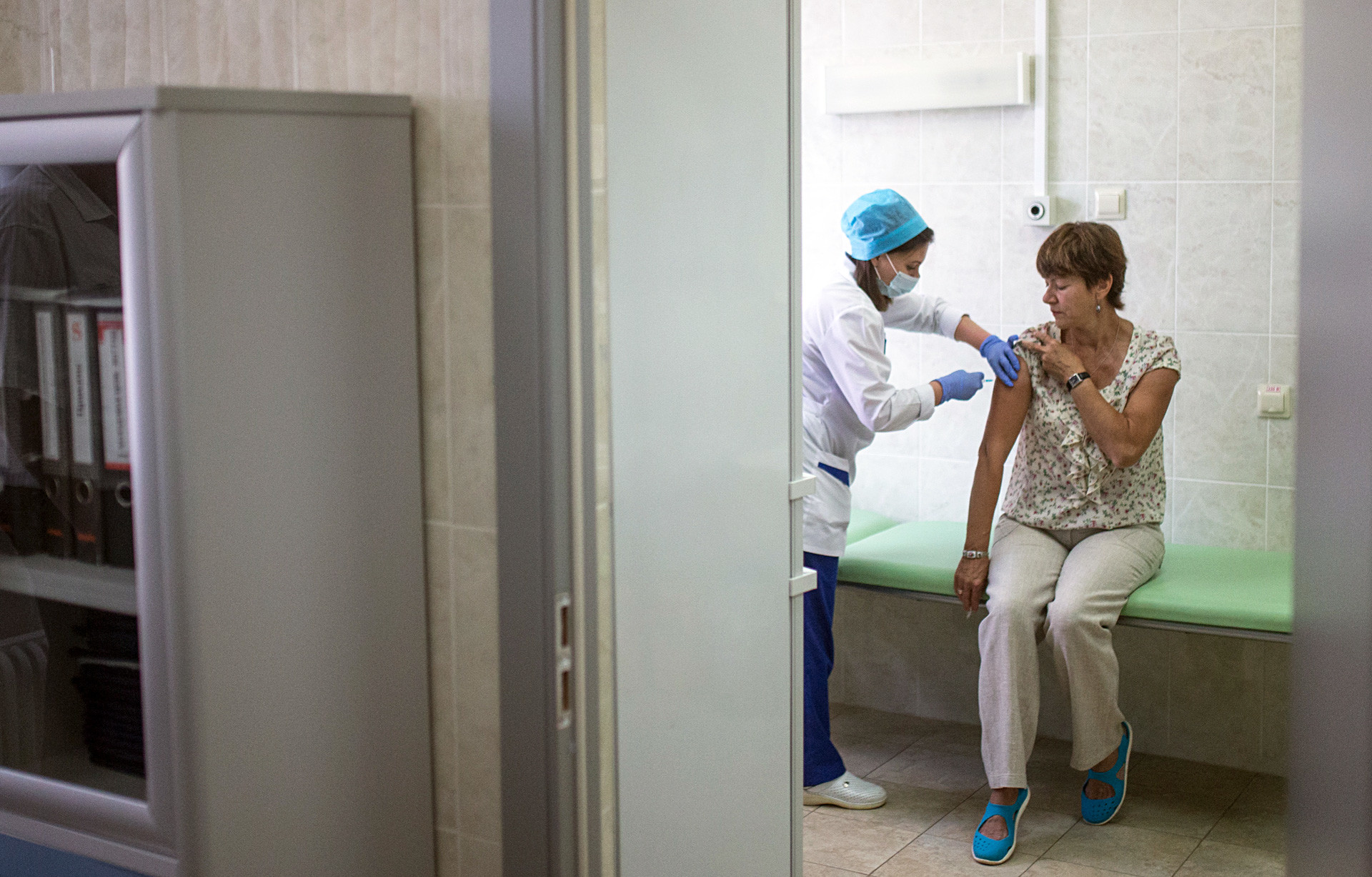 Пациент се ваксинира в държавна амбулаторна клиника в Москва. Медицинското обслужване в Русия далеч не е идеално.