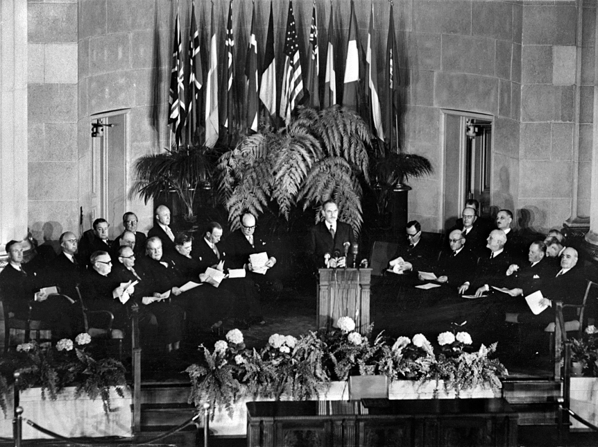 Uradna slovesnost podpisa Sporazuma o ustanovitvi Severnoatlantskega pakta v Washingtonu 4. aprila leta 1949.