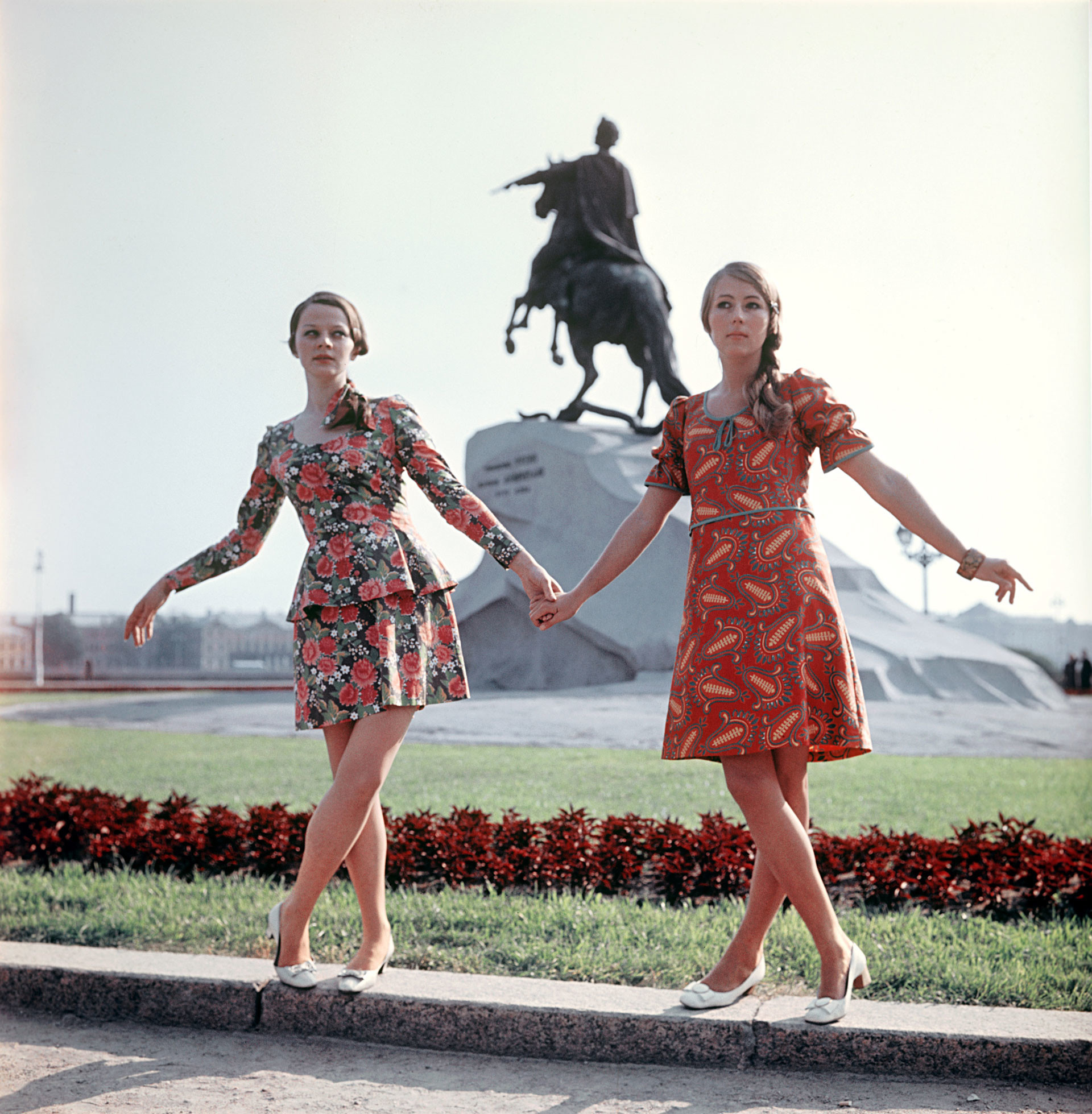 Conjunto e vestido com estampas russas, 1969.