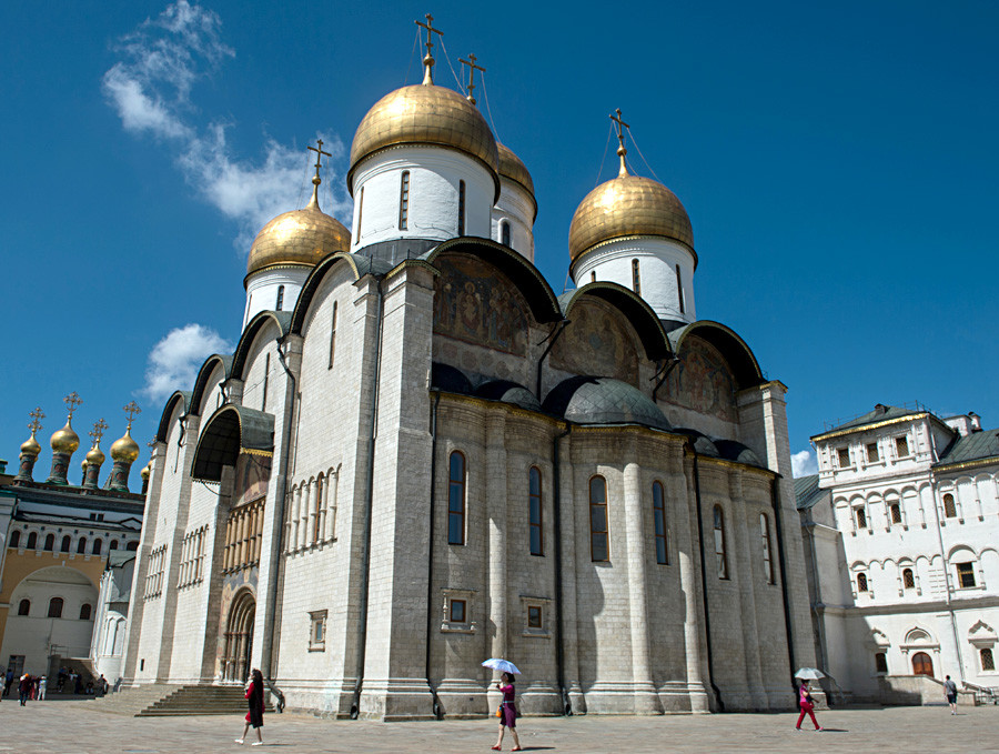 Die Mariä-Entschlafens-Kathedrale auf dem Kathedralenplatz des Moskauer Kremls