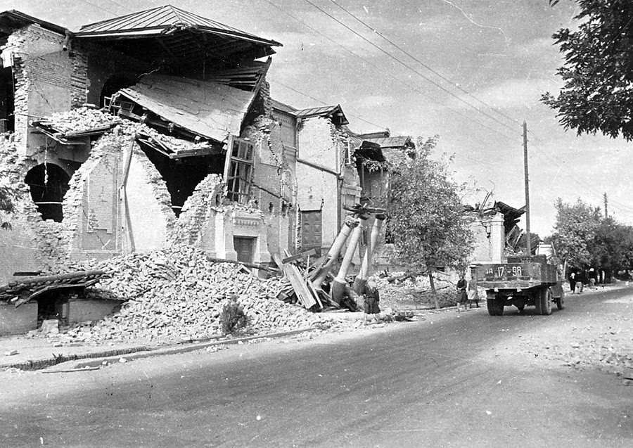Већина је погинула у рушевинама својих кућа које су биле направљене од неколико слојева глине са кровом.