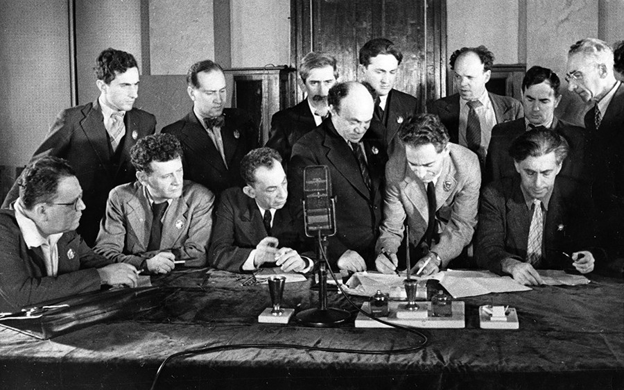 Еврејскиот антифашистички комитет, група еврејски уметници, писатели и музичари потпишуваат повик до сите Евреи во светот да се приклучат на борбата против Хитлер и фашизмот, 1941. Михолес е во средина.