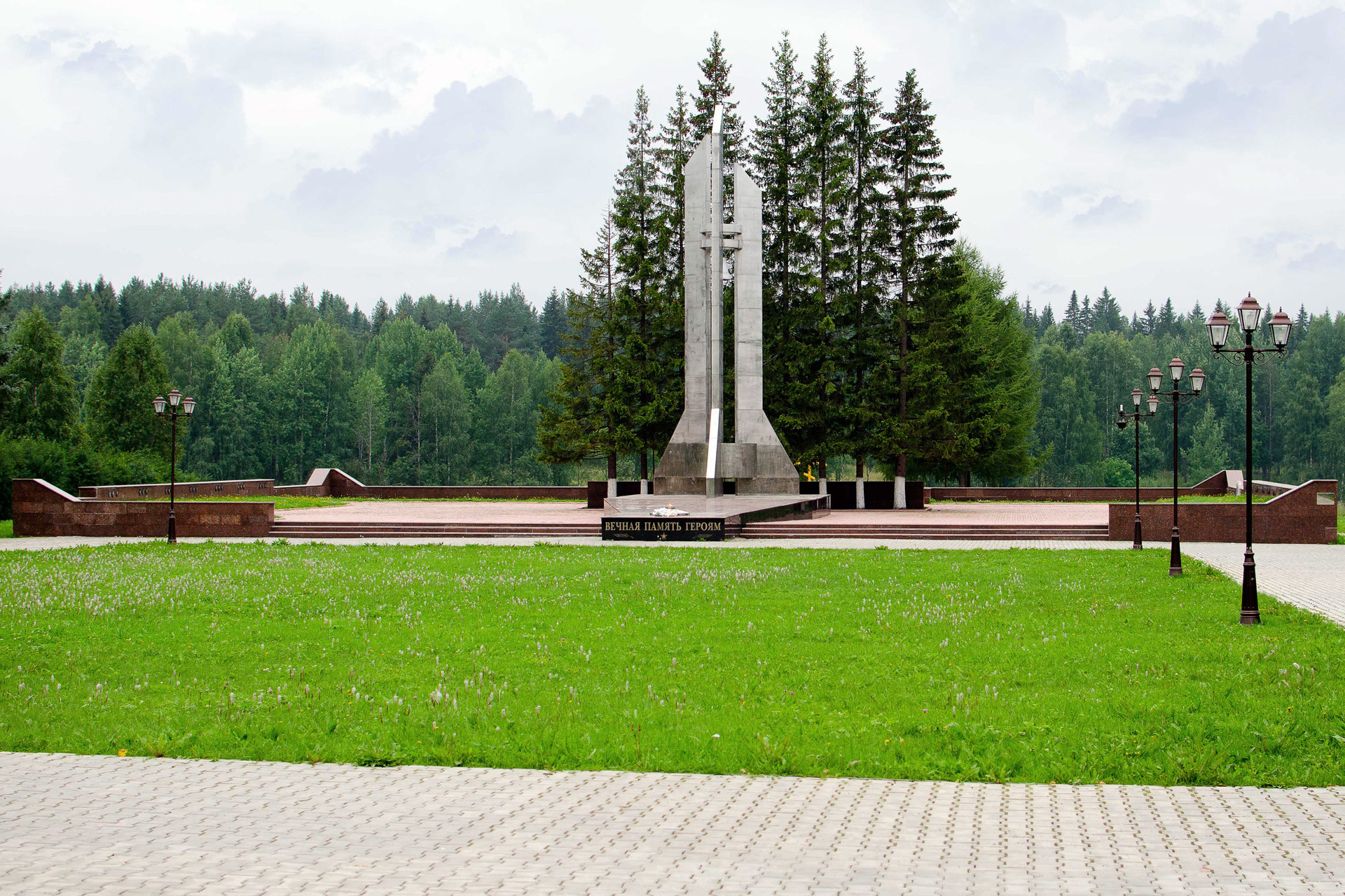 Spomenik nesreče v Plesecku na tamkajšnjem pokopališču.