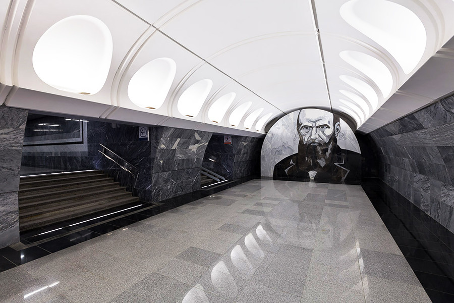 Estación de metro Dostoiévskaia.