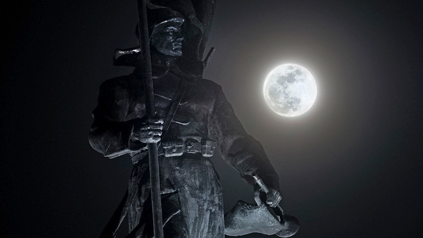 Bulan purnama bersinar di atas sebuah monumen pahlawan Tentara Merah di Vladivostok pada Rabu (31/1).