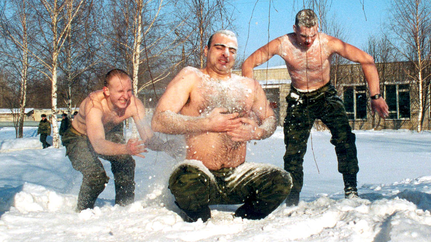 Soldados de la unidad 2050 se restriegan nieve. 