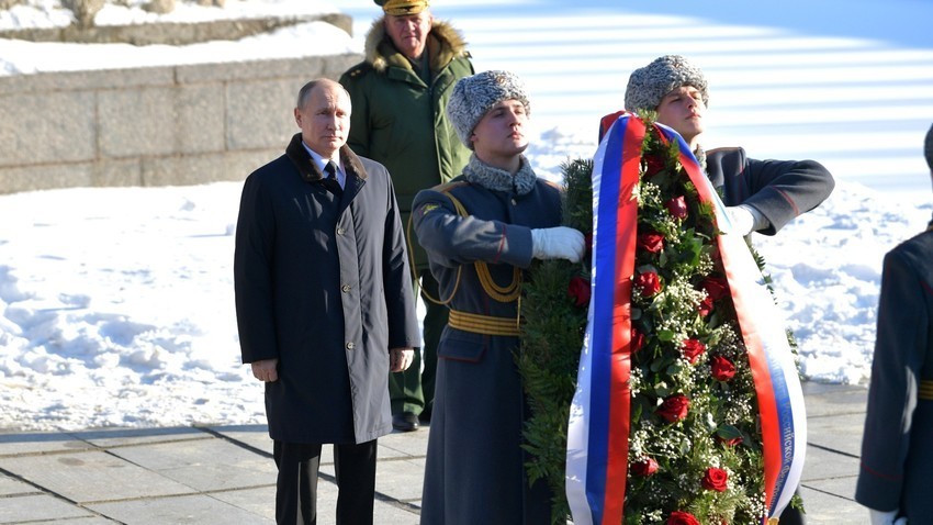 Predsjednik RF Vladimir Putin polaže vijenac na vječni oganj u Panteonu slave u Državnom povijesno-memorijalnom muzeju "Staljingradska bitka" na Mamajevom Kurganu. Volgograd, Rusija.