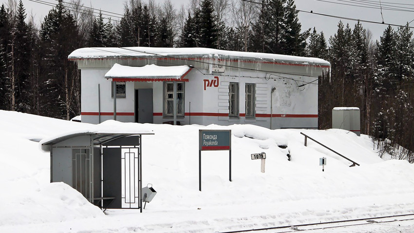 La estación de tren en Poiakonda (región de Múrmansk).