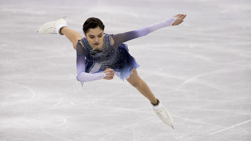 Евгенија Медведева од Олимпискиот спортист од Русија се натпреварува во текот на кратката програма во лизгање за жени на Зимските олимписки игри 2018 во Пјонгчанг на Ледената арена во Гангнеунг во неделата на 11 февруари 2018 година.