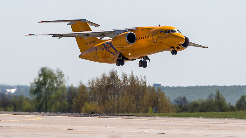 En esta foto tomada el sábado 6 de mayo de 2017, el avión de la aerolínea rusa Saratov Airlines An-148 con número de identificación RA-61704 aparece en una pista de aterrizaje del aeropuerto internacional Domodédovo, en las afueras de Moscú, Rusia. 
