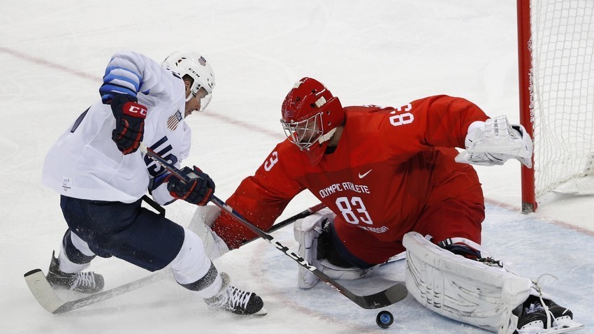 Američki hokejaš Brok Litl i ruski vratar Vasilij Košečkin na utakmici Zimske olimpijade 2018. u Pjongjangu.