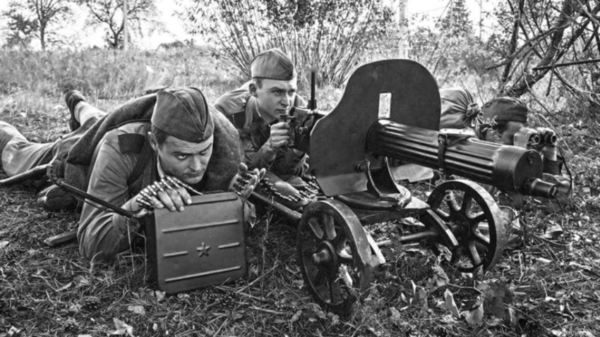 Sovjetski vojaki na mitraljezu Maksim.
