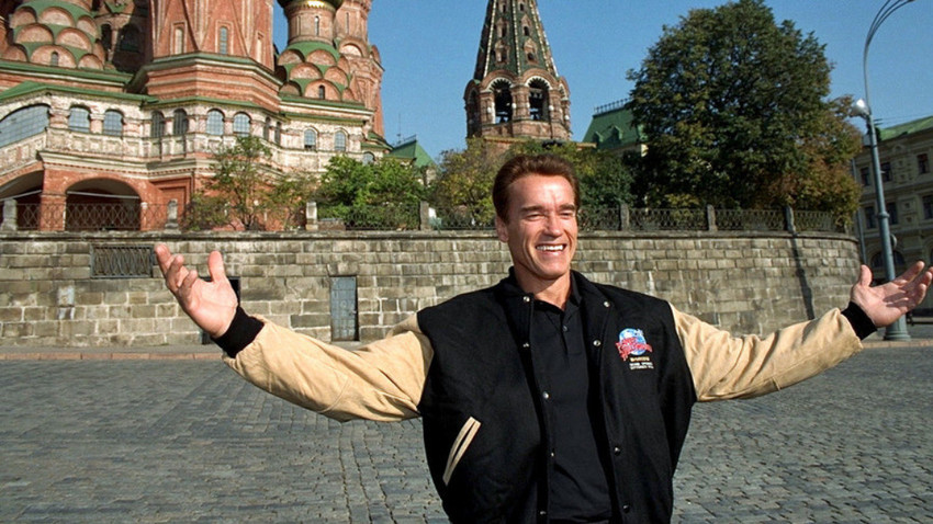 Schwarzenegger v Moskvi leta 1996 na odprtju restavracije Planet Hollywood.