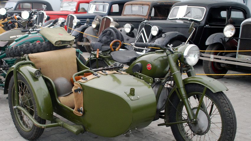 Мотоциклoт на марката „Урал“ во музеј, во Неборов, Полска