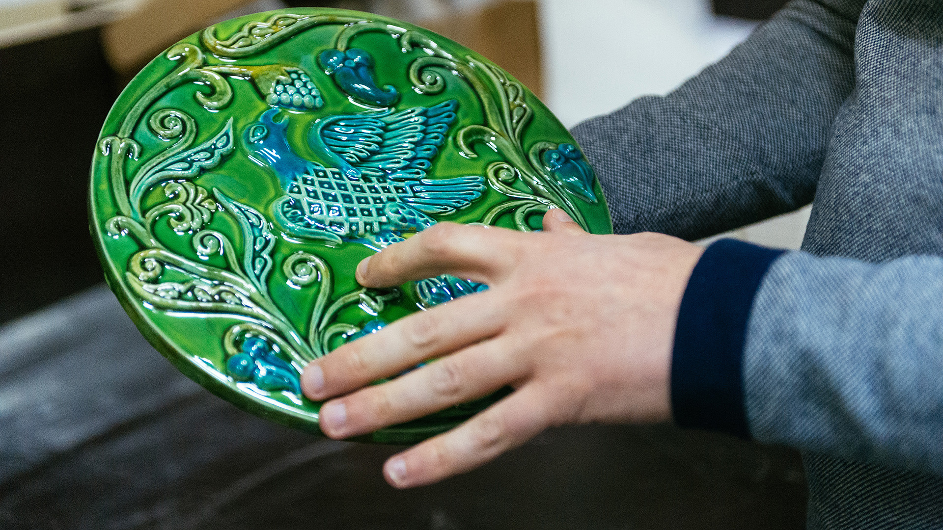 Muravleny izrazets made by CeramicaDecor, one of the Russian companies making souvenir tiles.