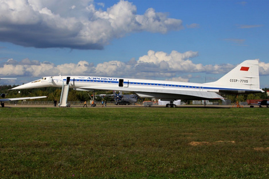 Тупољев Ту-144Д, суперсонични путнички авион.