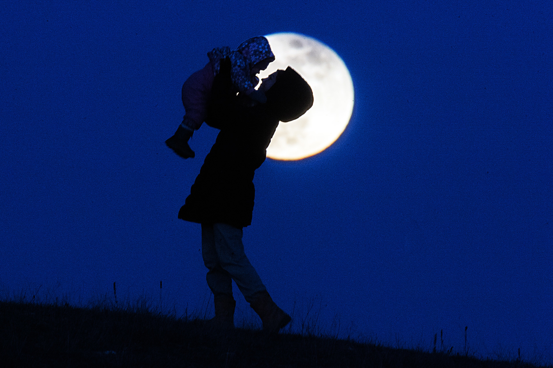Une jeune femme emmène son enfant pour une promenade nocturne à Simferopol, en Crimée.
