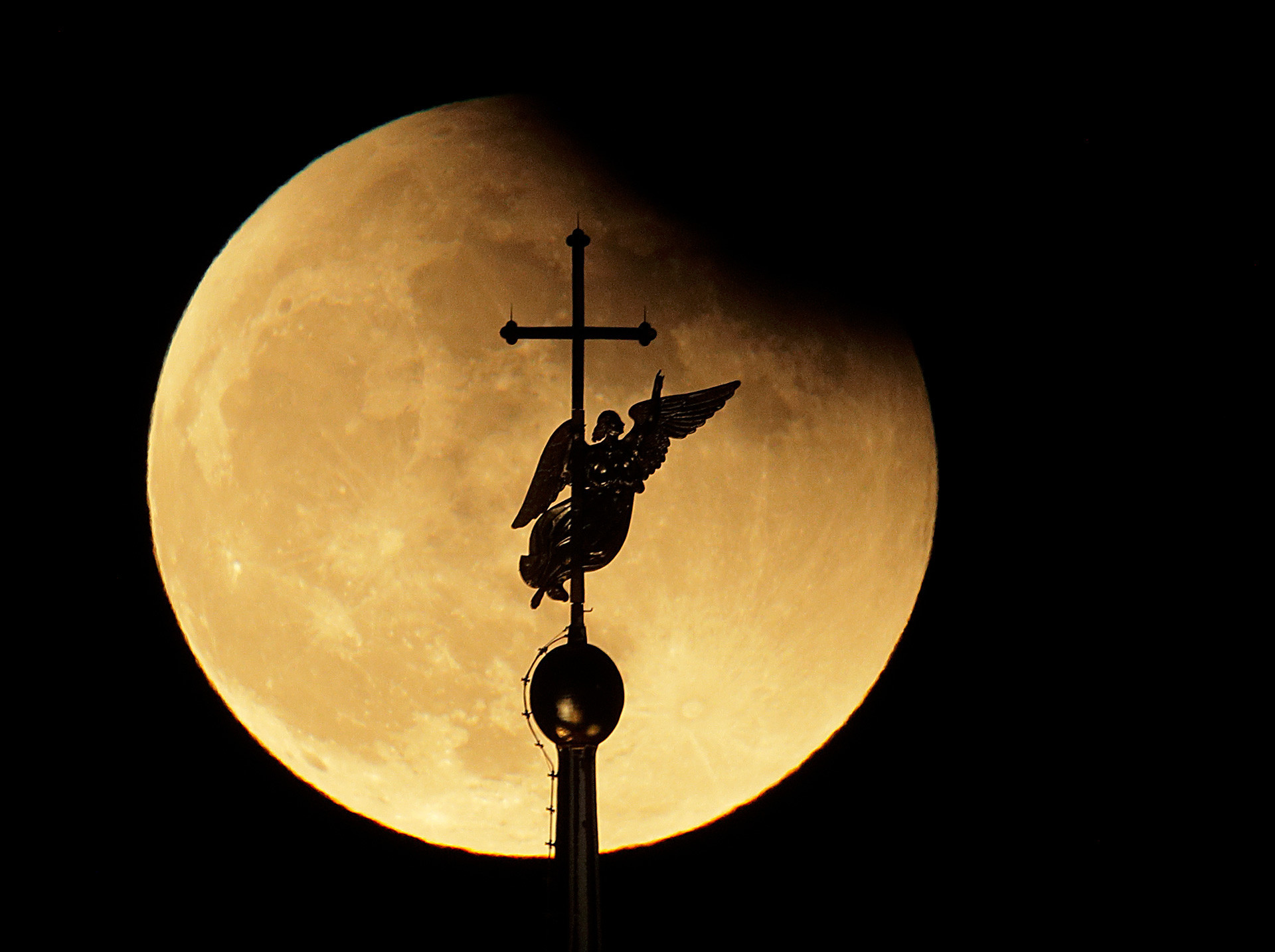 Cette girouette en forme d’ange, véritable curiosité de Saint-Pétersbourg, culmine au sommet de la Cathédrale Pierre-et-Paul, et n’en est que sublimée par la Lune.