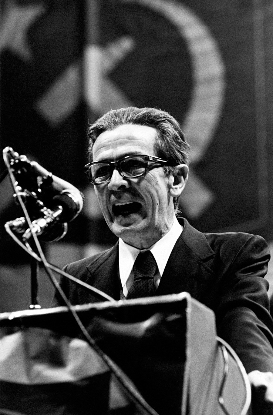 Секретарят на италианската комунистическа партия Енрико Берлингуер, който става причина партията му да обърне гръб на СССР, говори на среща през 1980-те.