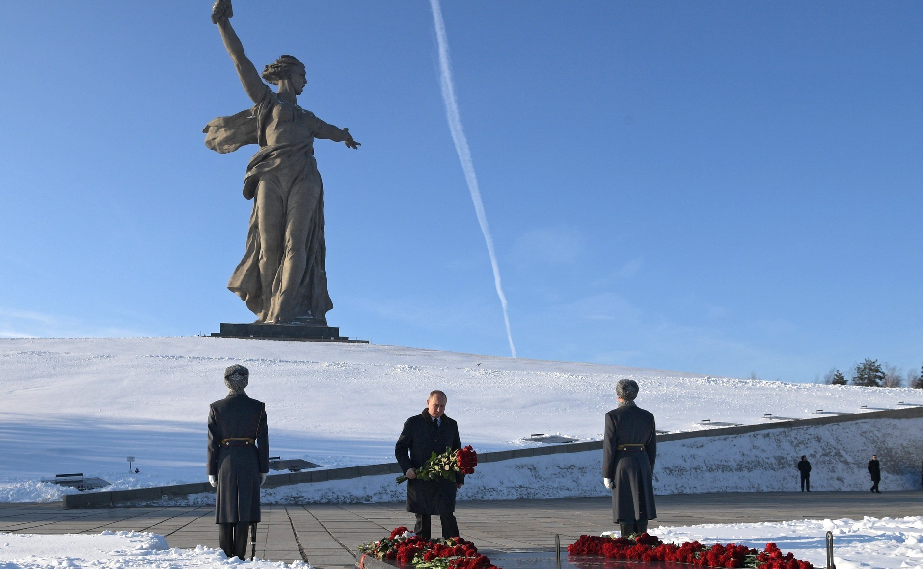 Руският президент Владимир Путин полага венец на вечния огън в Пантеона на славата в Държавния исторически и мемориален музей 