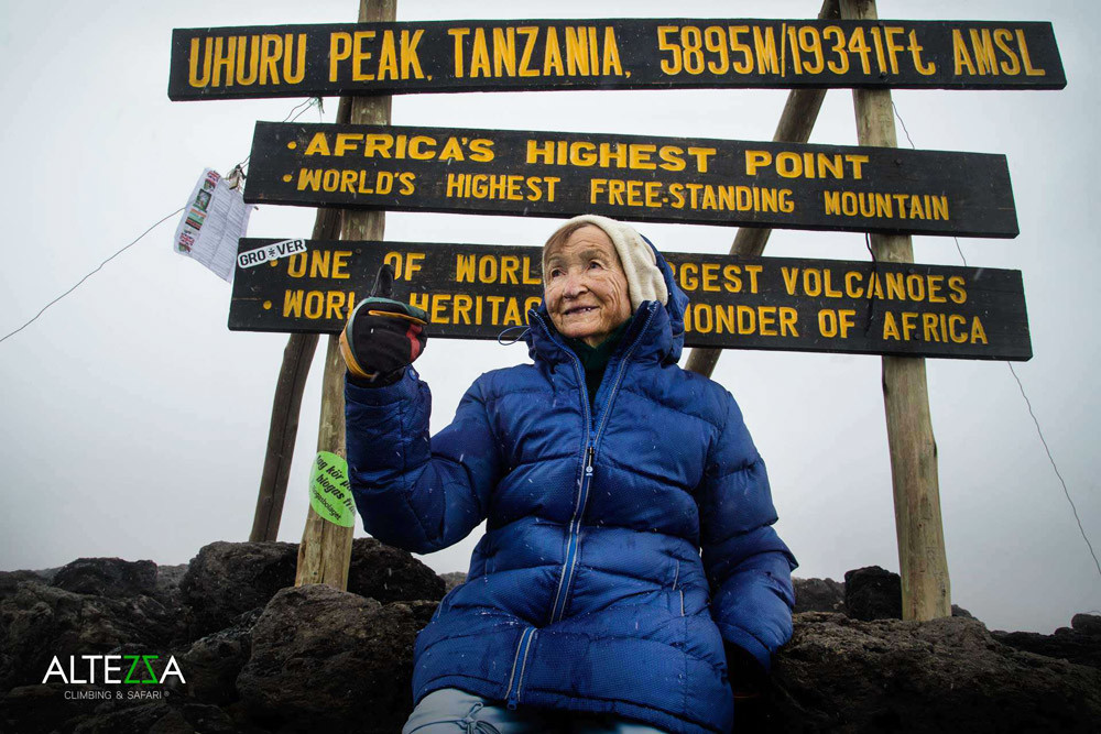 86-годишната Анжела Воробьова изкачва връх Килиманджаро - най-високия (5895 метра) в Африка, и така поставя световен рекорд.