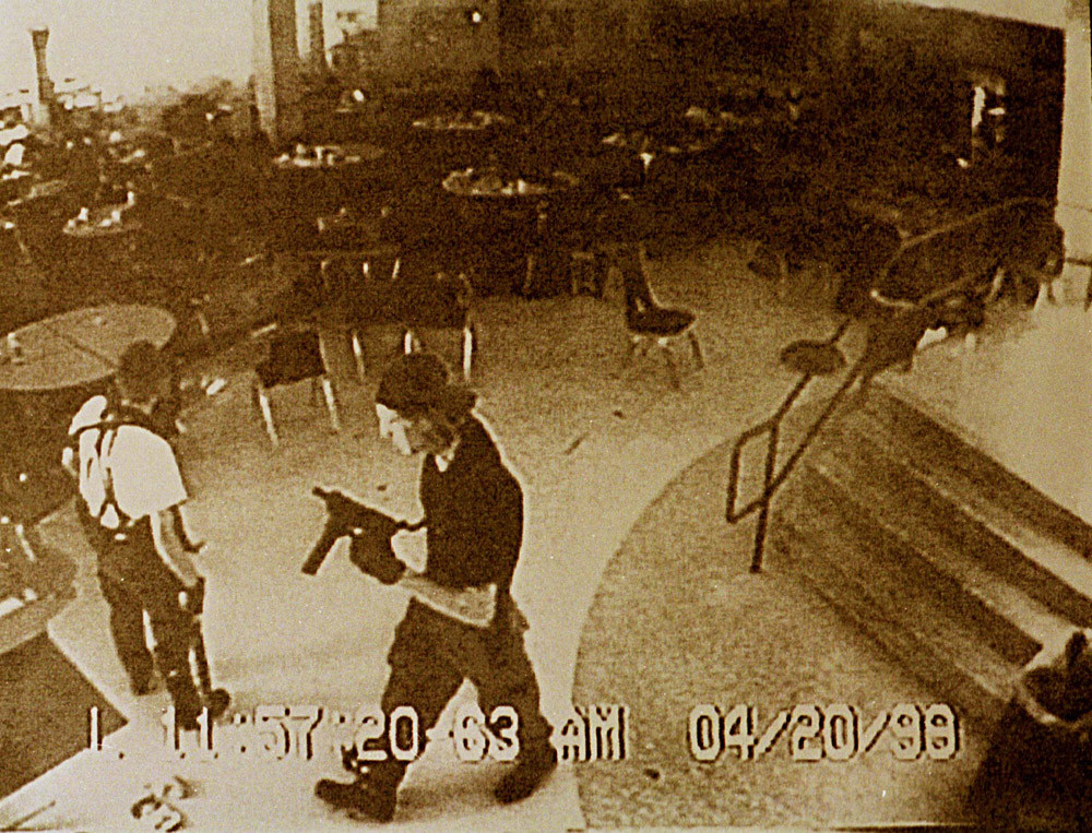 Dylan Klebold (dir.) e Eric Harris (esq.) filmados pela câmera de segurança no café da Columbine High School em 20 de abril de 1999.